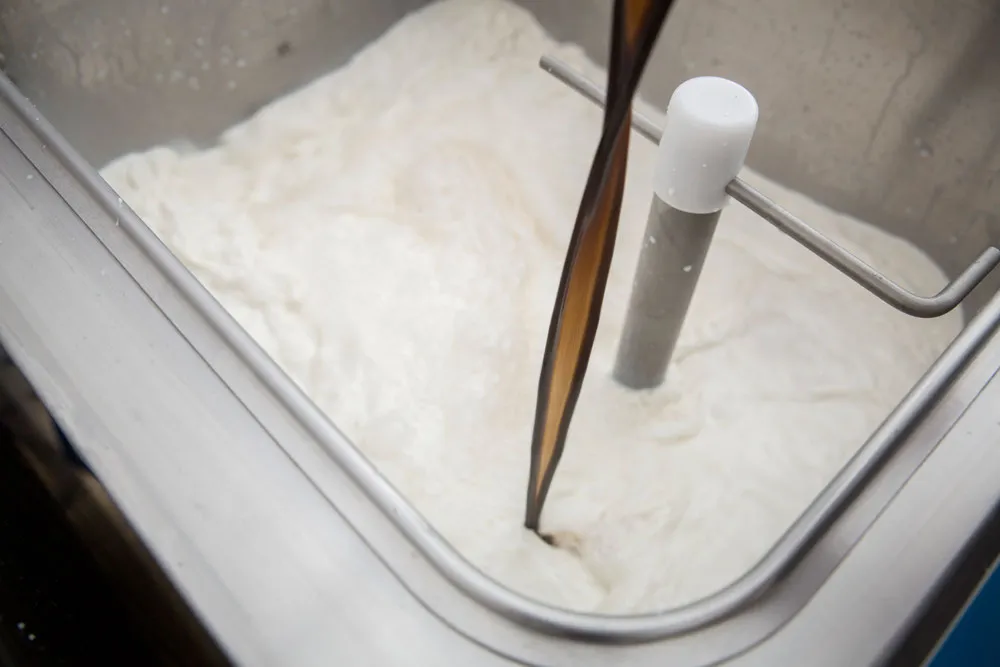 Milcheismasse in der Reifewanne, Sirup läuft ein