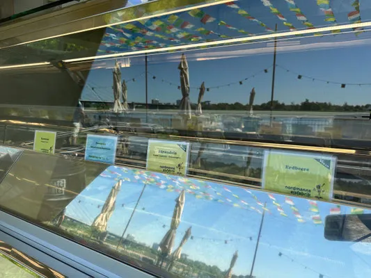 Blick in die Eistheke des Eisautos mit Sortenschildern