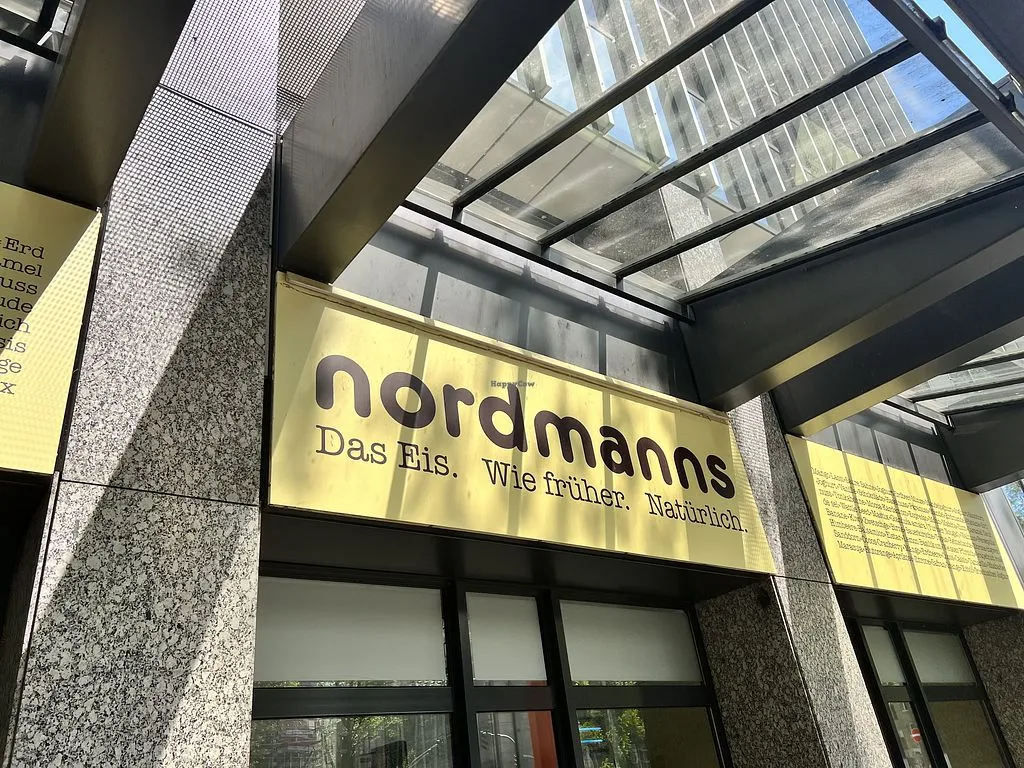 Gelbes nordmanns Schild „Das Eis. Wie früher. Natürlich.“