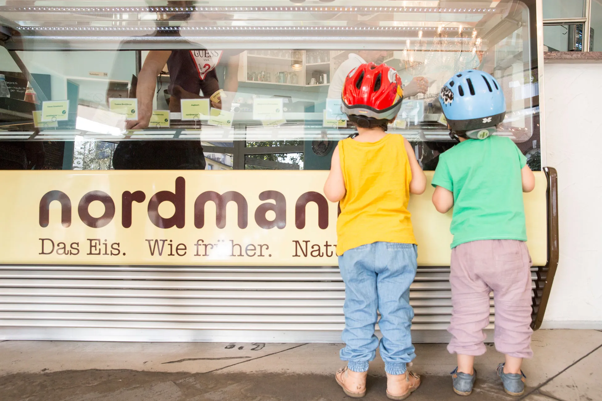 Kinder an der Eistheke von nordmanns eisfabrik