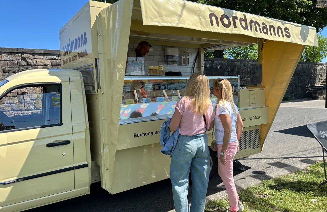Cremefarbenes Eisauto am Stadtstrand