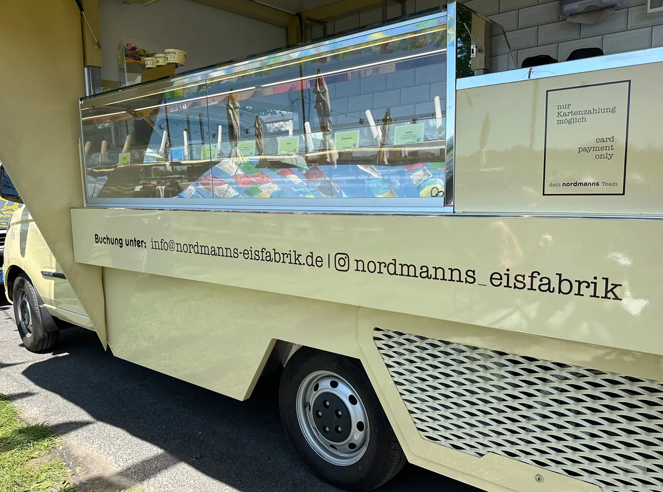Seitenansicht des Eisautos mit Buchungsadresse und Hinweis zur Kartenzahlung